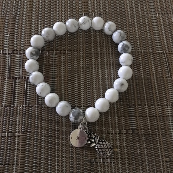 🎉3XHP🎉 Natural White Howlite Pineapple Charm - Picture 2 of 4